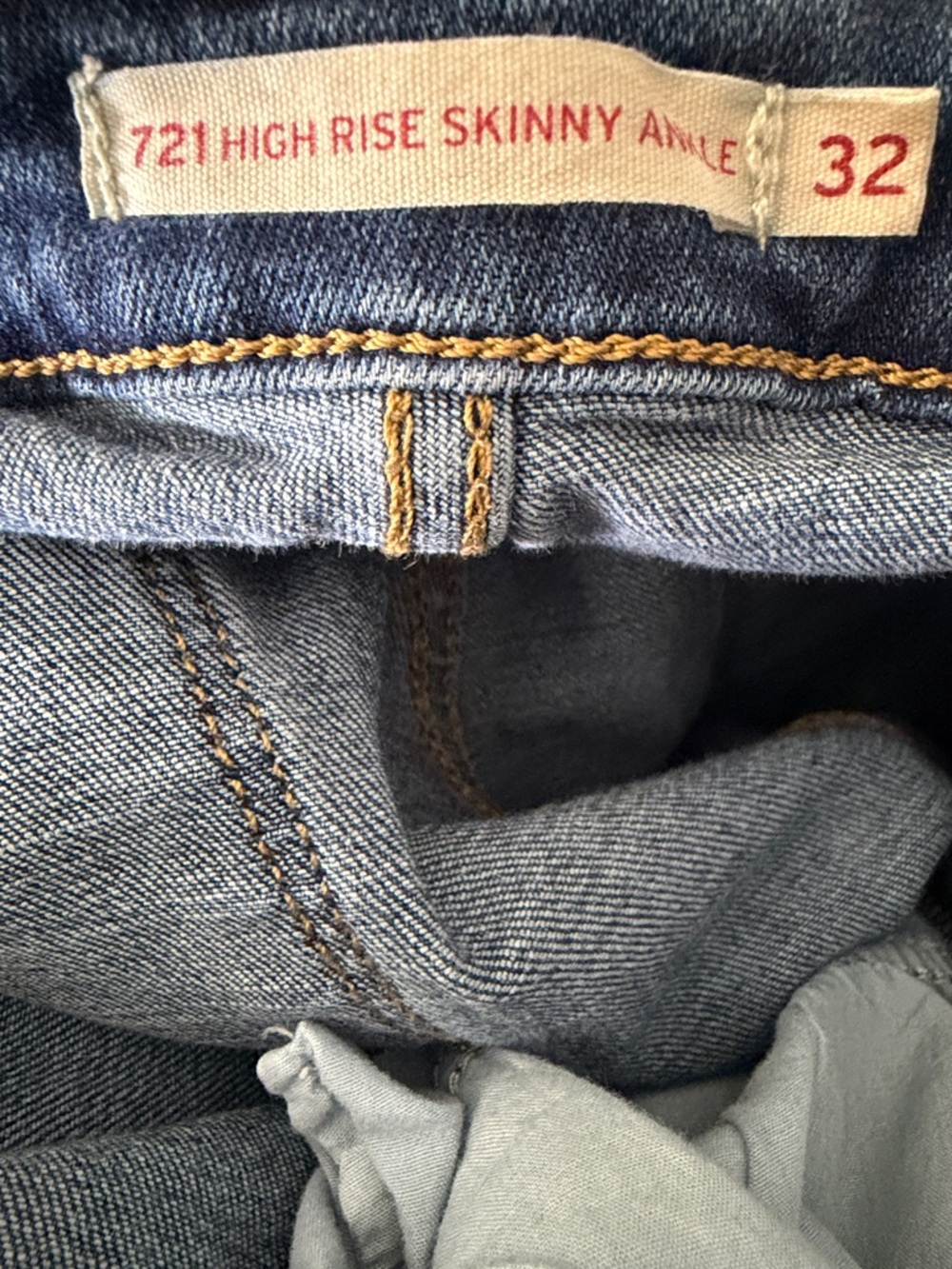 Levi's Women's high rise Skinny Jeans in Medium Blue Wash Denim Size 32 - Picture 7 of 8
